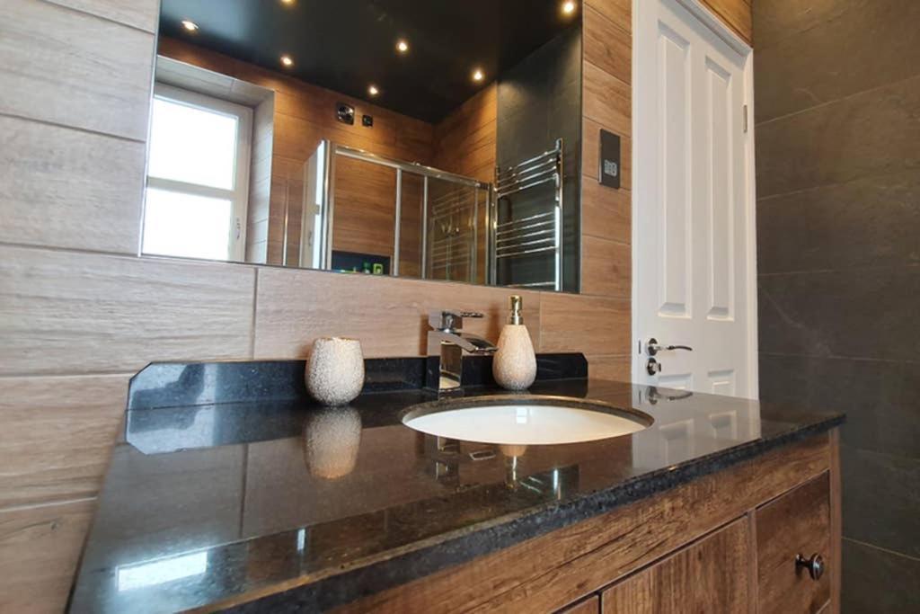 Smart & Stylish Holiday Apartment In The City Centre Inverness Exterior photo